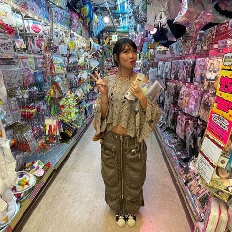 beabadoobee on Instagram: "she looks so smoll and fulfilled in japan🥹😍🥲 @radvxz #beabadoobee" Beabadoobee Style, Beabadoobee Outfits, Foto Ideas Instagram, Doja Cat, Fav Celebs, The Villain, Concert Outfit, Role Models, Pretty People