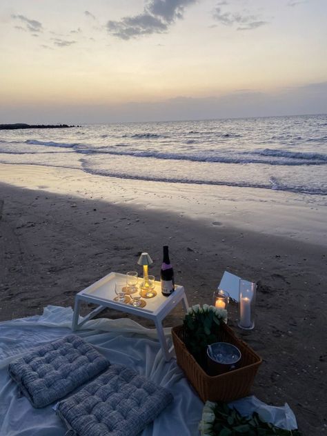 Beach Picnic Proposal, Sea Picnic, Beach Picnic Aesthetic, Romantic Beach Picnic, Beach Picnic Party, Travel Video Ideas, Camping Set Up, Picnic Inspiration, 21st Birthday Photoshoot