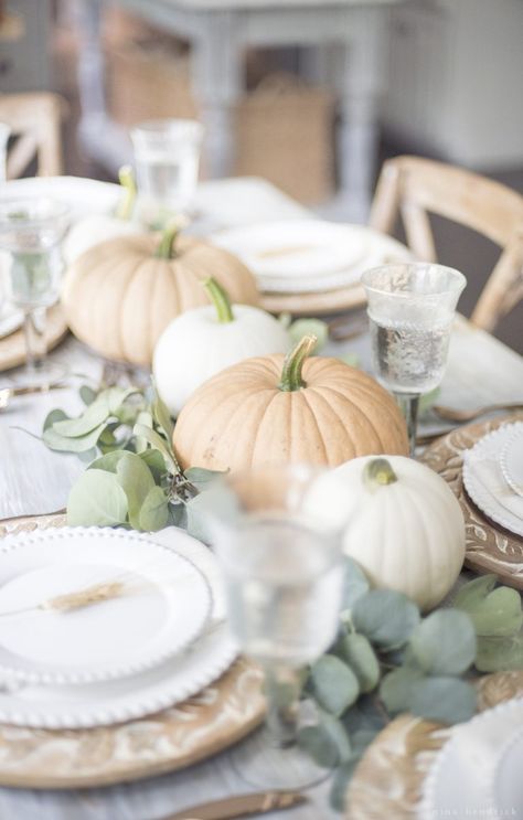 Warm & Simple Fall Tablescape | Recreate this warm & simple fall tablescape to bring rustic charm into your autumn holiday celebrations! Thanksgiving Table Settings Centerpieces, Autumn Tablescapes, Thanksgiving Table Centerpieces, Thanksgiving Home Decorations, Thanksgiving Entertaining, Thanksgiving Flowers, Autumn Holiday, Fall Table Centerpieces, Thanksgiving Dinner Table