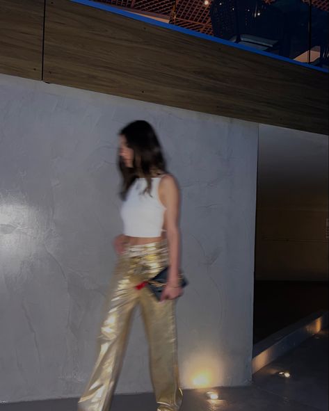 Zara Gold Jeans, Gold Metallic Pants Outfit, Gold Jeans Outfit, Gold Tops Outfit, Gold Pants Outfit, Zara Jeans Outfit, Metallic Pants Outfit, Gold Brunette, White Tops Outfit