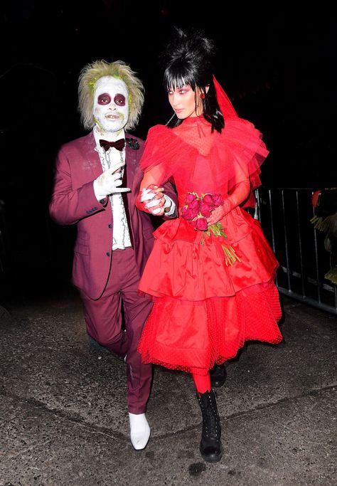 Beetlejuice Halloween Costume, Easy College Halloween Costumes, Meme Costume, Beetlejuice Costume, Best Celebrity Halloween Costumes, Celebrity Halloween, Classic Halloween Costumes, Beetlejuice Halloween, Halloween Coustumes