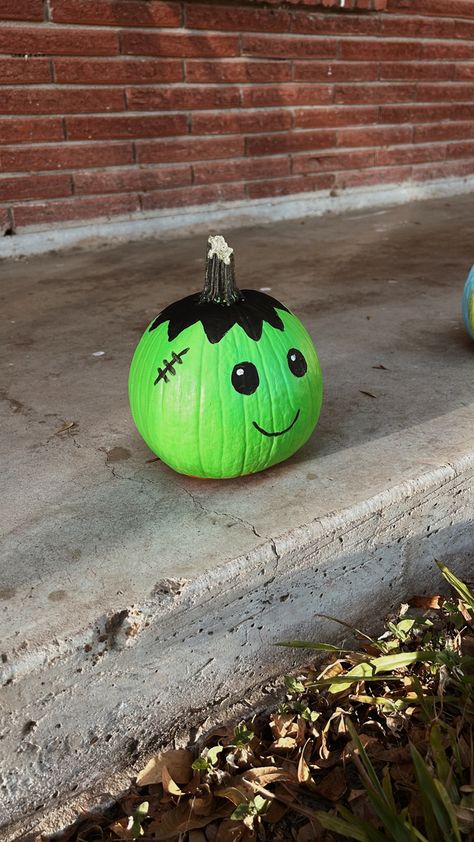 Pumpkin Ideas For Small Pumpkins, Painting Pumpkins Ideas Diy Scary, Cute And Easy Things To Paint On Pumpkins, Pain Pumpkin Ideas, Pant Pumpkin Ideas, Painting Pumpinks Ideas Easy, Pumpkin Painting Ideas Zombie, Pumpkin Paint Pen Ideas, Cute Paint Pumpkins