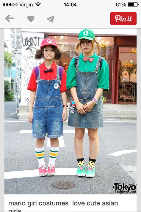 Tokyo fashion inspired Mario and Luigi female cosplay outfits. LOVE the use of bow ties! Taken from Instagram, 'Harajuku Fashion', 2014. Yoshi Inspired Outfits, Super Mario Inspired Outfits, Mario Girl Costume, Mario Girl, Mario Cosplay, Pop Culture Fashion, Resale Clothing, Japanese Street, Mario Bros.