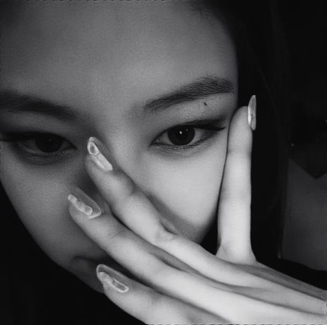 Jennie Icon, Black And White, White, Black