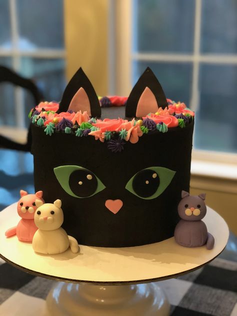 Black cat cake Cat Cake Ideas Birthday, Birthday Cat Cake, Cat Themed Cakes, Cat Cake Birthday, Gato Cake, Black Cat Birthday Cake, Cats Birthday Cake, Black Cat Birthday Party, Halloween Cat Cake