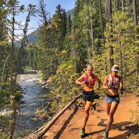 Trail Running Inspiration, Running Pics, Marathon Outfit, Cycling Outfits, Running Pictures, Running Aesthetic, Running Trails, Marathon Motivation, Mountains Photo