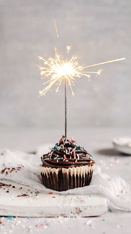 Christmas Food Photography, Cupcake Photography, Cute Birthday Wishes, Cake Mini, Birthday Greetings Friend, Happy Birthday Wishes Cake, Happy Birthday Cupcakes, Happy Birthday Cake Images, Happy Birthday Greetings Friends