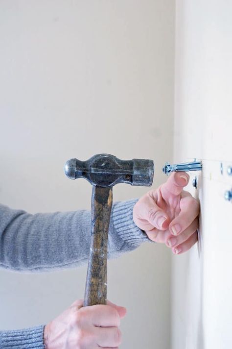 THE ONLY DRYWALL ANCHOR YOU SHOULD EVER USE | The Art of Doing StuffThe Art of Doing Stuff Sheet Rock Walls, Drapery Ideas, Drywall Anchor, Life Hacks Organization, Drywall Installation, Drywall Anchors, Best Wall, Diy Home Repair, Neat Ideas