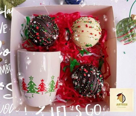 Christmas Treats To Gift, Christmas Box Gift, Christmas Chocolate Gifts, Hot Cocoa Bomb, Diy Hot Chocolate, Hot Chocolate Cocoa, Christmas Treats Boxes, Hot Chocolate Gifts, Anniversaire Diy