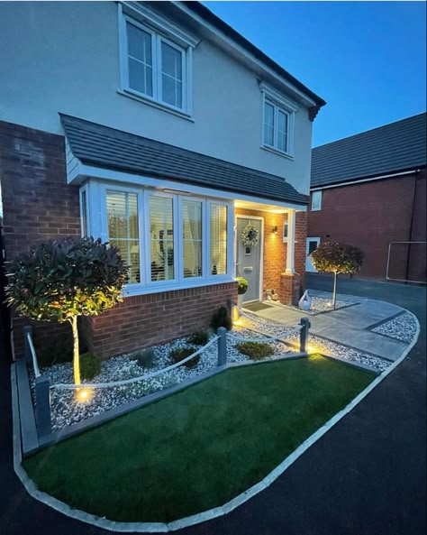 Small Garden Front Of House Entrance, Front Garden Designs Uk, Small Front Garden Ideas Uk New Build, Modern Front Garden Ideas Uk, Uk Front Garden Ideas, Small Driveway Ideas Uk, New Build Front Garden Ideas Uk, Front Door Patio Ideas Entrance, Front Pathway Ideas