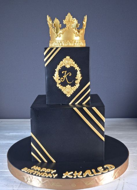 17th Bday Cake, Birthday Cake Crown, Apple Cake Pops, Black And Gold Birthday, Black And Gold Cake, Rodjendanske Torte, Cake Design For Men, Prince Cake, Cake For Boyfriend