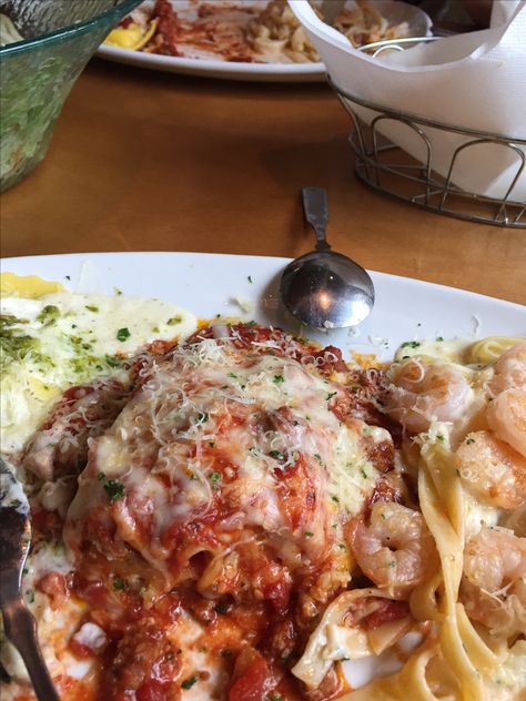 Italy tour at Olive Garden Insta Post Ideas, Restaurant Meals, Italy Tour, Hamburger Recipes, Italy Tours, Insta Post, Olive Gardens, Seafood Dinner, Olive Garden