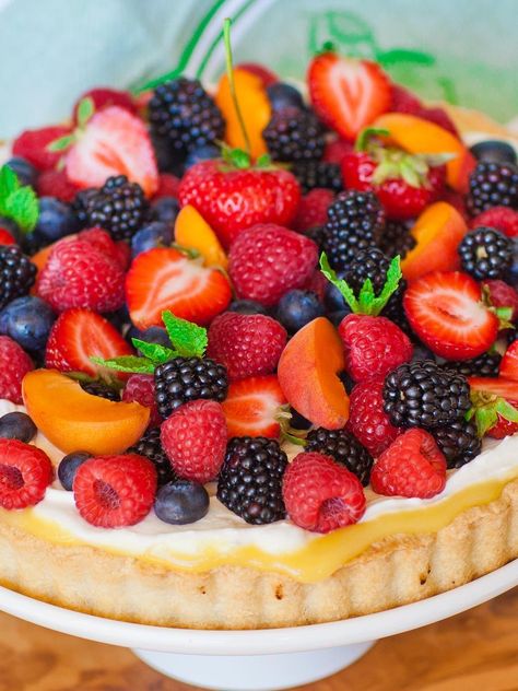 Classic Fruit Tart (video) - Tatyana's Everyday Food Tart Video, Easy Fruit Tart, Fruit Tart Cake, Tart Crust Recipe, Citrus Tart, Fruit Cake Recipes, Tart Cake, Fruit Tart Recipe, Berry Tart