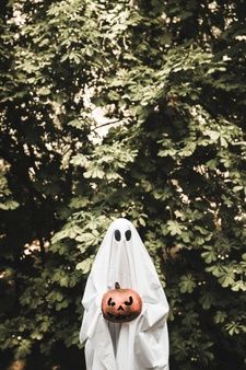 Free Photo | Human in ghost suit sitting on bench and reading book Ghost Photoshoot Aesthetic, Aesthetic Pictures Vintage, Aesthetic Halloween Party, Ghost Holding Pumpkin, Party Ideas Halloween, Trips With Kids, Halloween Party Ideas, Halloween Room Decor, Pumpkin Party