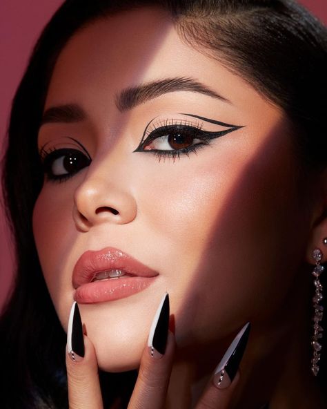 Morphe on Instagram: “@daisymarquez_ is BACK as the face of our brand new Make It Big Brush-Tip Liquid Liner & Plumping Lip Gloss! 🔪👀🖤 launching 9/1 on…” Full Coverage Makeup, Lip Gloss Collection, Graphic Liner, Plumping Lip Gloss, Styling Comb, Liquid Liner, Eyeliner Tutorial, Natural Eye Makeup, Winged Eyeliner