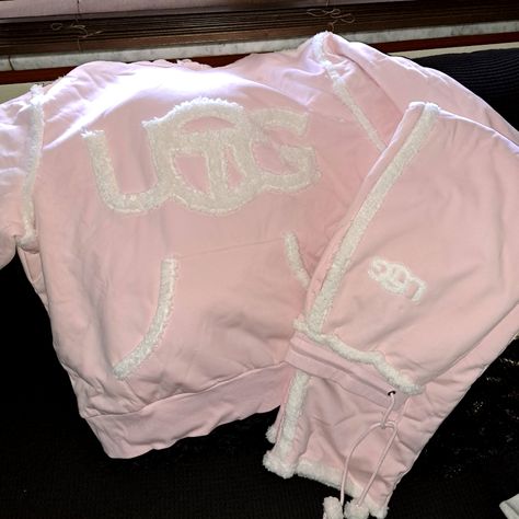 Ugg X Teflar Sweatpants (Lrg) Ugg X Teflar Sweatshirt (Xl) Selling The Set. Fits With Uggs Tasman, Pink Fall Fits, Christmas Girly Wishlist, Teen Christmas Gifts 2024, Ugg Sets, Bummy Outfits Baddie, Pink Things To Buy, Pink Victoria Secret Clothes, Leggings With Uggs