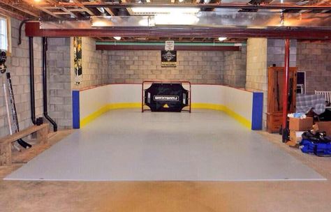 Ice hockey garage Hockey Garage, Backyard Hockey Rink, Hockey Man Cave, Indoor Hockey, Backyard Ice Rink, Backyard Rink, Ice Hockey Rink, Hockey Bedroom, Hockey Room