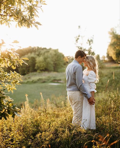 Whimsical Engagement Photos, Spring Engagement Pictures, Wedding Fotos, Fall Engagement Pictures, Engagement Picture Outfits, Couples Pics, Cute Engagement Photos, Garden Engagement, Couple Engagement Pictures