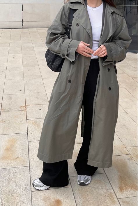 Trench Coat Outfit Hijab, Gray Trench Coat Outfit, Grey Trench Coat Outfit, Duster Coat Outfit, Printed Tshirt Outfit, Trench Outfit, Estilo Hijab, Neat Casual Outfits