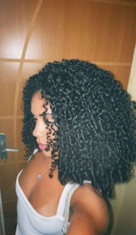 Brown Skin Curly Hair, Long Natural Curly Hair, Curly Hair Care Routine, Cute Curly Hairstyles, Curly Hair Styles Easy, Beautiful Curly Hair, Hairdos For Curly Hair, Natural Curls Hairstyles, Curly Hair Inspiration