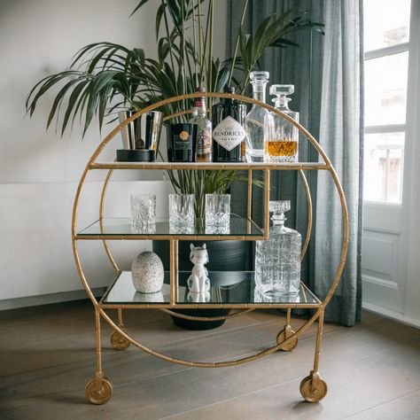 Interior design Round Drinks Trolley Styling, Gin Trolley, Trolley Ideas, Cocktail Cabinets, Store Pics, Japan Living, Whisky Drinks, Bar Cart Styling, Cart Decor