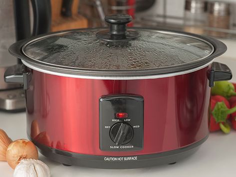 Slow cookers are an easy way to whip up a delicious dish, but make sure you follow these food safety rules so you don't serve a side of food poisoning. Oven Bags, Stews Recipes, Low Oxalate, Baking Measurements, Best Slow Cooker, Slow Cookers, Easy Slow Cooker, Batch Cooking, Food Trends