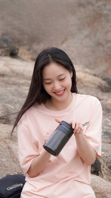 Kim Go Eun Wallpaper, Kim Go Eun Goblin, Casual Elegant Style, Kim Go Eun, Inspiration Instagram, Beautiful Views, Elegant Style, Wallpapers, Collage