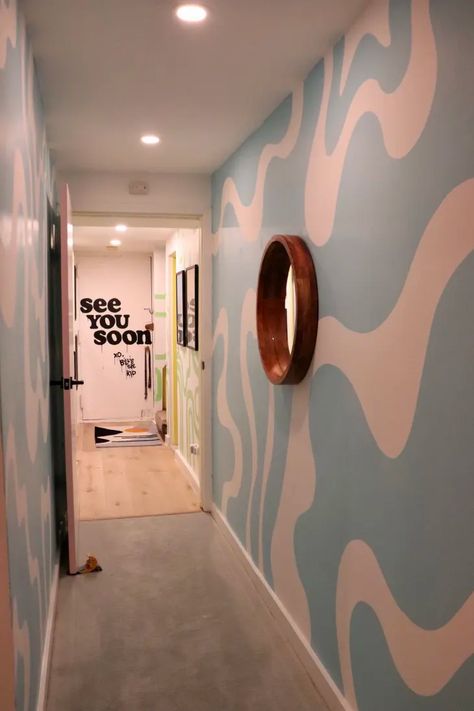 Wavy Wall Paint Design, Striped Room Paint, Hallway Wall Paint Ideas, Funky Hallway Paint Ideas, Creative Wall Design Ideas, Accent Wall Apartment Living Room, Wavy Wall Design, Fun Room Paint Ideas, Dopamine Color Aesthetic