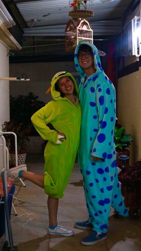 Disfraz en parejas (mameluco) Mike y Sully (Monster Inc)🖤 Monsters Inc Halloween Costumes, Badass Halloween Costumes, Easy Couple Halloween Costumes, Twin Costumes, Cute Couples Costumes, Halloween Parejas, Cute Group Halloween Costumes, Bff Halloween Costumes, Best Friend Halloween Costumes