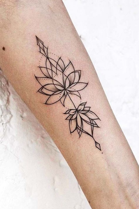 Lotusblume Tattoo, Vintage Flower Tattoo, Muster Tattoos, Small Flower Tattoos, Flower Tattoo Shoulder, Flower Tattoo Arm, Lotus Mandala, Diy Tattoo, Lotus Tattoo