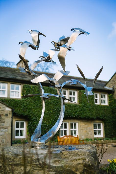 Figurative sculpture with movement, bird art, animal art, stainless steel sculpture Garden Sculpture Metal, Landscape Sculpture Art, Pool Sculpture, Landscape Sculpture, Sculpture Bird, Stainless Steel Sculpture, Fluid Forms, Urban Design Architecture, Outdoor Garden Statues