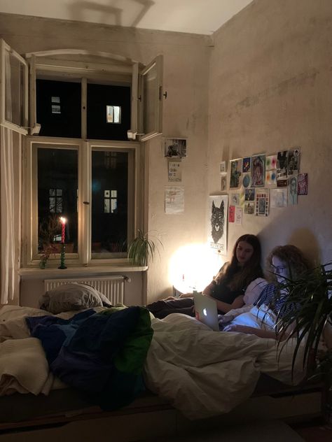 Roomate Astethic, Chaotic Apartment, Shared Apartment, Wlw Apartment, Shared Room Aesthetic, Poor Apartment Aesthetic, Run Down Apartment, Living With Best Friend Apartment, Girls Apartment