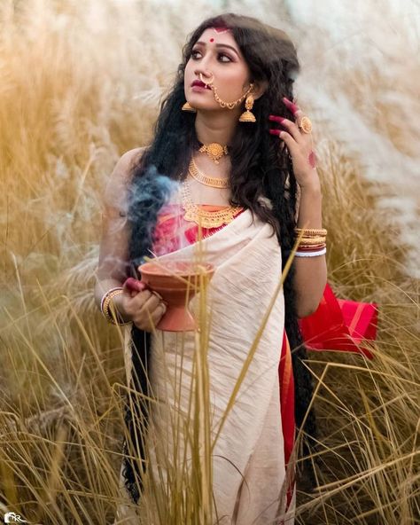 Puja Photoshoot, Diwali Makeup, Goddess Attire, Goddess Photoshoot, Durga Photo, Bengali Culture, Maternity Photography Poses Couple, Bridal Art, Bengali Bridal Makeup