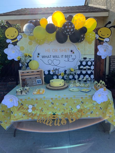 Bee Gender Reveal Backdrop Ideas, New Theme Gender Reveal, Gender Reveal Ideas For Party Theme Bumble Bees, Diy Bee Gender Reveal Decorations, Purple And Yellow Gender Reveal Ideas, Bubble Bee Gender Reveal, Gender Reveal Ideas Yellow, Gender Reveal Themes Bee, Bee Theme Gender Reveal Party Decorations Diy