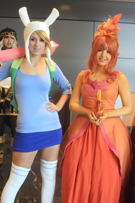 Adventure Time Cosplay: Fionna and Flame Princess Finn And Jake Cosplay, Fionna Cosplay, Fiona Adventure Time, Adventure Time Costume, Adventure Time Cosplay, Fire Princess, Blonde Cosplay, Cosplay Style, Princess Adventure