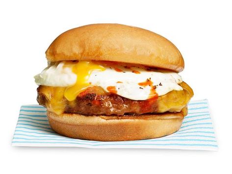 Who says you can’t have a burger for breakfast, especially when it’s topped with bubbly cheddar cheese and a runny fried egg like this one is!?! To make it for your household, simply place a cooked sausage patty on a toasted hamburger bun bottom, and top it with cheddar cheese and a fried egg. To finish the burger off, season it with salt, pepper and hot sauce, add the other half of the bun to the top and take a bite! Burger With Egg, Easy Hollandaise, Easy Hollandaise Sauce, Best Egg Recipes, Healthy Breakfast Choices, Egg Burger, Cheesy Biscuit, Eggs Recipes, Over Easy Eggs