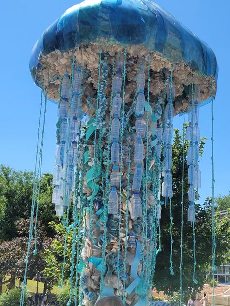 Sea Rubbish Art, Plastic Pollution Sculpture, Jellyfish Recycled Art, Recycled Art Installation, Recycled Ocean Art, Recycled Jellyfish, Pollution Artwork, Eco Art Projects, Plastic In Ocean