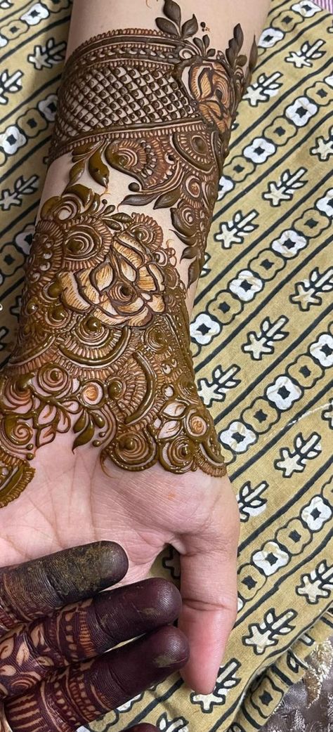 3d Mehndi, Hina Designs, Aesthetic Henna, Friend Video, Foot Mehndi, Mehandi Henna, Budget List, Crown Bride, Mehndi Designs Bridal Hands