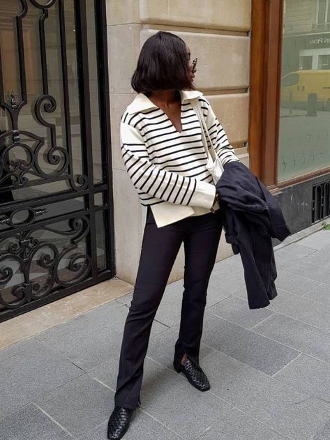 White Plimsolls, Breton Stripe Shirt, Paris Mode, Cotton Jumper, Looks Street Style, Mode Inspo, High Fashion Street Style, Striped Sweater, French Fashion