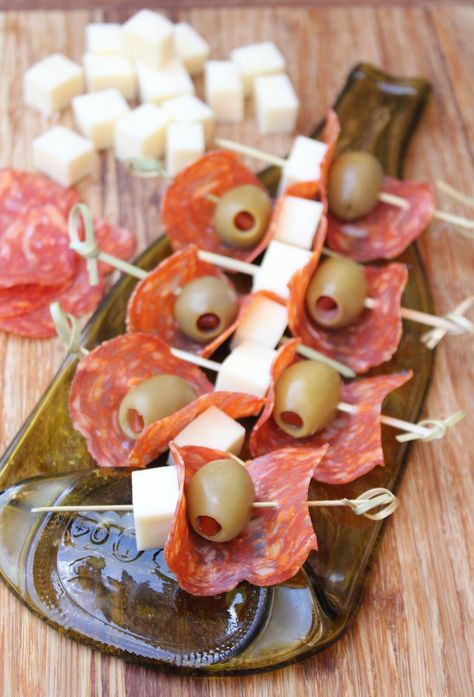 Antipasto skewers with salami, olives and mozzarella | www.ricottaandradishes.com Toothpick Appetizers, Antipasto Skewers, Skewer Appetizers, Finger Food Appetizers, Snacks Für Party, Party Food Appetizers, Food Platters, Appetizers For Party, Toothpick