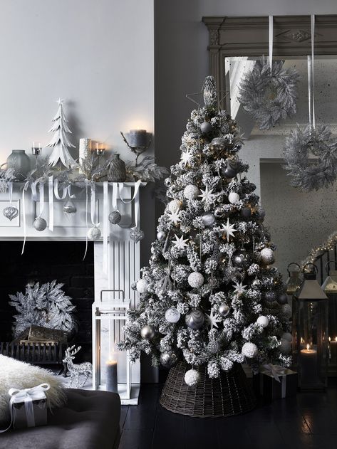 Grey Christmas Decor, Black Christmas Tree Decorations, Room Schemes, Grey Christmas Tree, Dark Christmas, Grey Christmas, Elegant Christmas Trees, A White Christmas, Christmas Tree Inspiration