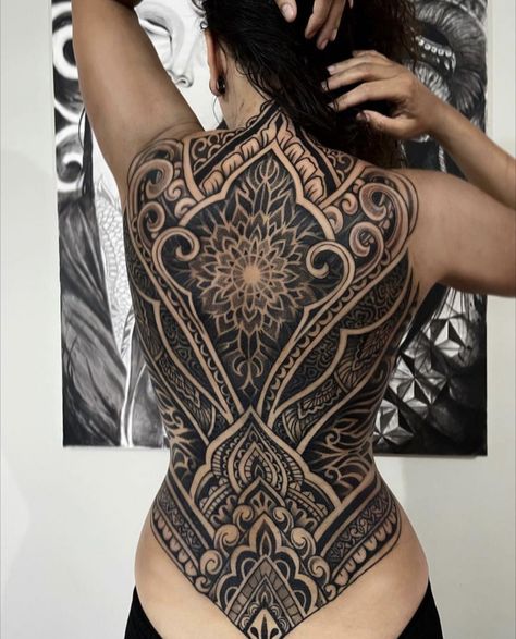 Tattoo Espalda Mujer, Back Tattoo Women Full, Mandala Tattoos For Women, Mandala Tattoo Designs, Backpiece Tattoo, Geometric Mandala Tattoo, Cool Wrist Tattoos, Back Piece Tattoo, Full Back Tattoos