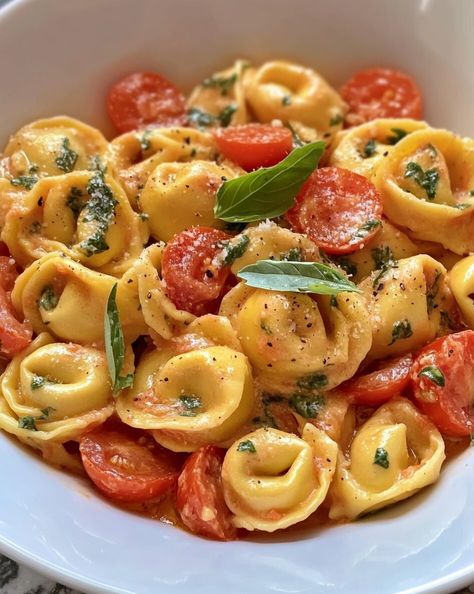 Indulge in the rich, savory flavors of this Creamy Tortellini with Tomatoes. This delightful recipe combines the wholesome goodness of cheese-stuffed tortellini, juicy cherry tomatoes, and nutrient-rich spinach in a luxurious cream sauce. Creamy Tortellini Pasta, Oven Roasted Cherry Tomatoes, 500 Calorie Dinners, Cheese Tortellini Recipes, Tortellini Recipe, Creamy Tortellini, Spinach Tortellini, 500 Calorie, Tortellini Recipes