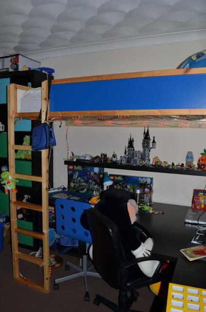 Kura bed to loft bed hack - IKEA Hackers Kura Bed Hack, Hackers Ikea, Ikea Bed Hack, Kids Room Desk, Diy Storage Bed, Ikea Kura Bed, Hack Ikea, Ikea Kura, Kura Bed