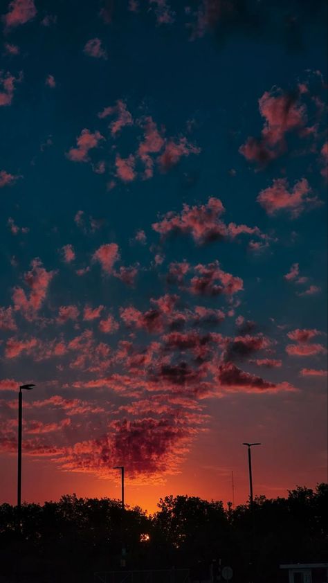 Beautiful Sky Wallpaper, Sky Aesthetic Wallpaper, Beautiful Sky Pictures, Sunrise Photography Nature, Night Sky Moon, Sunrise Pictures, Sky Images, Clouds Photography, Sunset Clouds