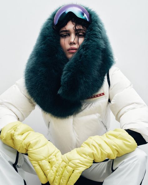 Snow Fashion Photography, Ski Inspiration, Snow Fashion, Cozy Accessories, Conceptual Fashion, Creative Photoshoot Ideas, V Magazine, Stylish Coat, Ski Fashion