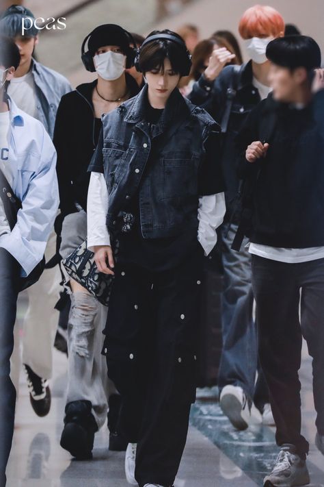 Beomgyu Airport Fashion, Beomgyu Fashion, Beomgyu Outfits, Txt Outfits, Txt Airport, Beomgyu Pics, Japanese Fashion Magazine, Airport Fits, Kpop Random