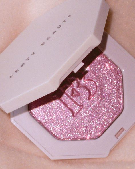 Fenty Beauty Highlighter, Pretty Pink Princess, Ethereal Makeup, Pink Highlights, Fancy Makeup, Makeup Needs, Makeup Obsession, Luxury Makeup, Makeup Items