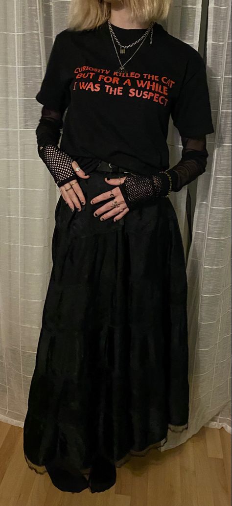 Long Skirt Outfits Edgy, Long Black Skirt Outfit Summer Casual, Long Black Skirt Grunge Outfit, Outfits With Long Black Skirts Goth, Indie Alternative Aesthetic Outfits, Gothic Maxi Skirt Outfit, Punk Long Skirt Outfit, Long Dark Skirt Outfit, Alternative White Outfit