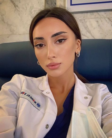 Medical Residency Aesthetic, Beautiful Doctor Women, Women Doctor Aesthetic, Woman Doctor Aesthetic, Doctor Selfie, Female Doctor Aesthetic, Doctor Work Outfit, Medical Makeup, Women's Lab Coats